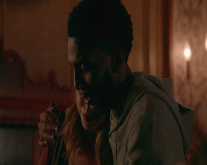 vampirediariesworld-dot-nl_TheOriginals5x02OneWrongTurnOnBourbon-deletedscene00018.jpg