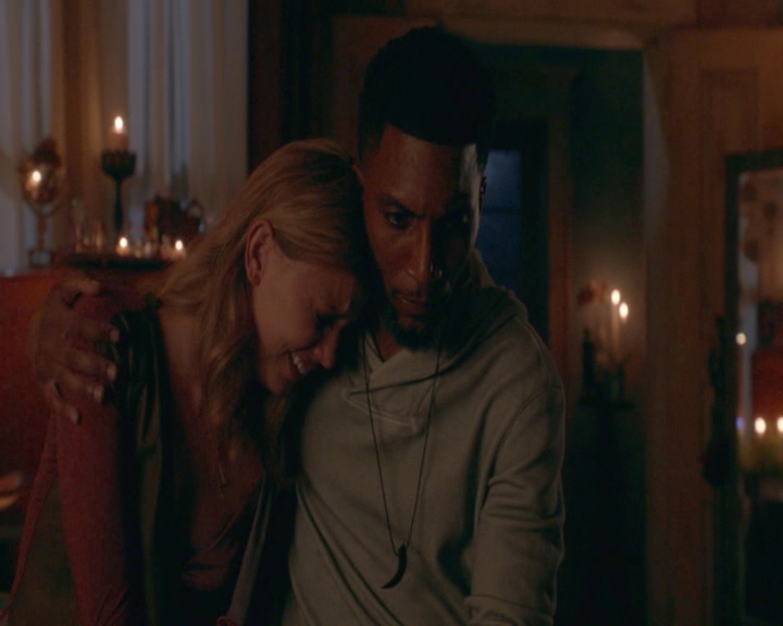 vampirediariesworld-dot-nl_TheOriginals5x02OneWrongTurnOnBourbon-deletedscene00022.jpg