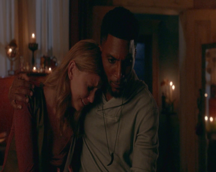 vampirediariesworld-dot-nl_TheOriginals5x02OneWrongTurnOnBourbon-deletedscene00023.jpg