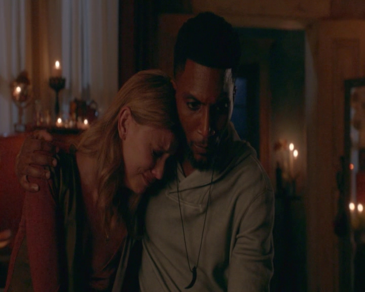 vampirediariesworld-dot-nl_TheOriginals5x02OneWrongTurnOnBourbon-deletedscene00024.jpg