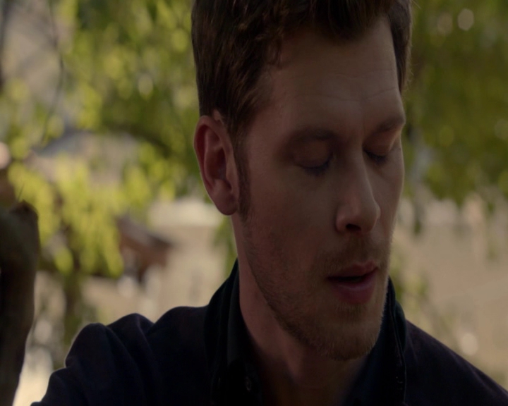 vampirediariesworld-dot-nl_TheOriginalsS5Bloopers00215.jpg