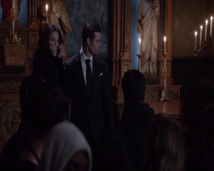 vampirediariesworld-dot-nl_TheOriginalsS5Bloopers00242.jpg