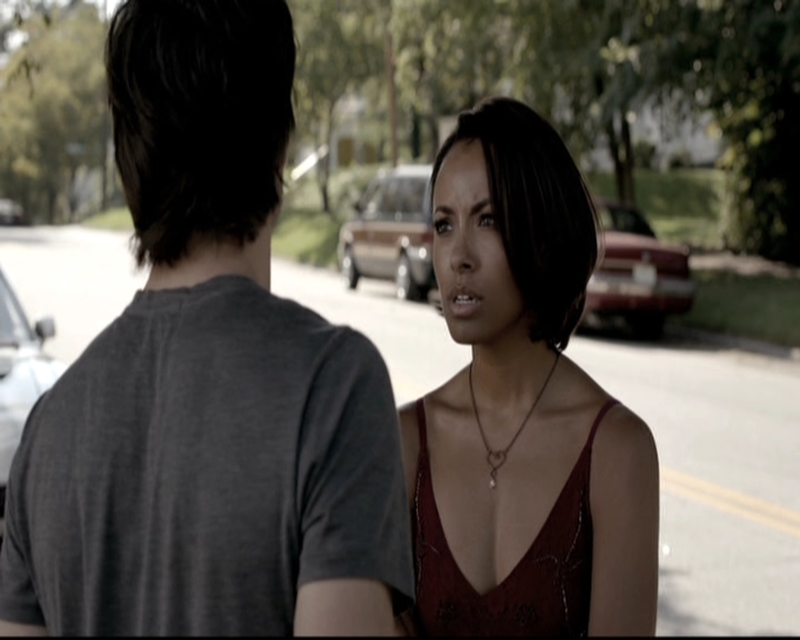 VampireDiariesWorld-dot-nl_6x02YellowLedbetter0607.jpg