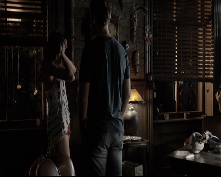 VampireDiariesWorld-dot-nl_6x02YellowLedbetter1254.jpg