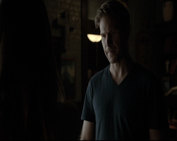 VampireDiariesWorld-dot-nl_6x02YellowLedbetter1255.jpg