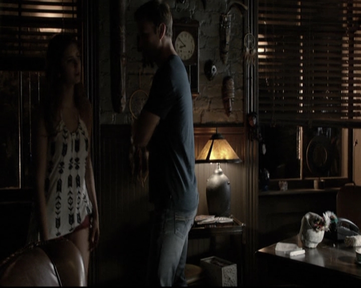 VampireDiariesWorld-dot-nl_6x02YellowLedbetter1278.jpg