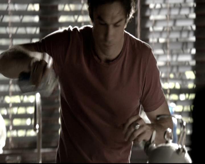 VampireDiariesWorld-dot-nl_6x02YellowLedbetter1333.jpg