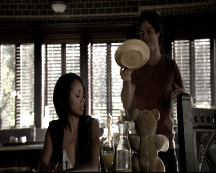 VampireDiariesWorld-dot-nl_6x02YellowLedbetter1338.jpg