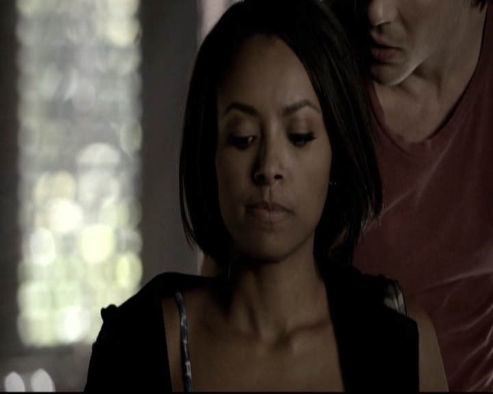 VampireDiariesWorld-dot-nl_6x02YellowLedbetter1343.jpg