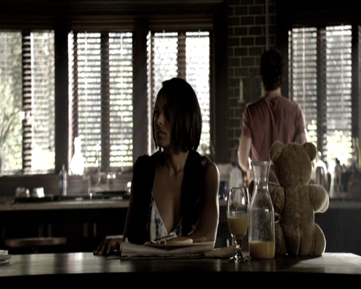 VampireDiariesWorld-dot-nl_6x02YellowLedbetter1348.jpg