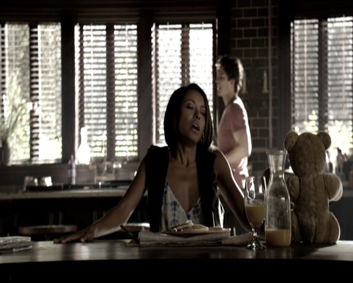 VampireDiariesWorld-dot-nl_6x02YellowLedbetter1349.jpg