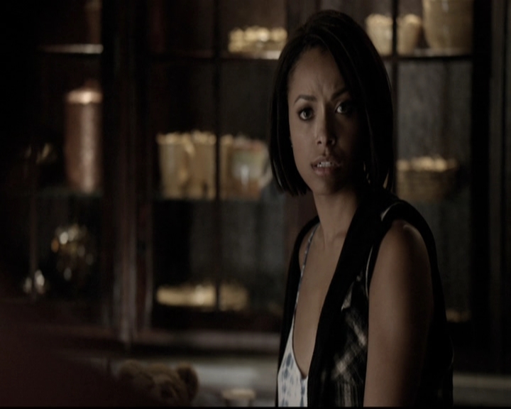 VampireDiariesWorld-dot-nl_6x02YellowLedbetter1352.jpg