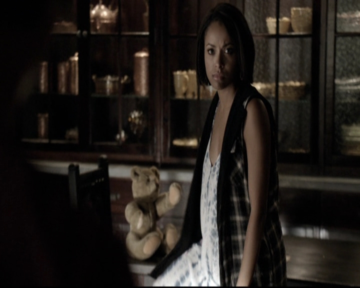 VampireDiariesWorld-dot-nl_6x02YellowLedbetter1355.jpg