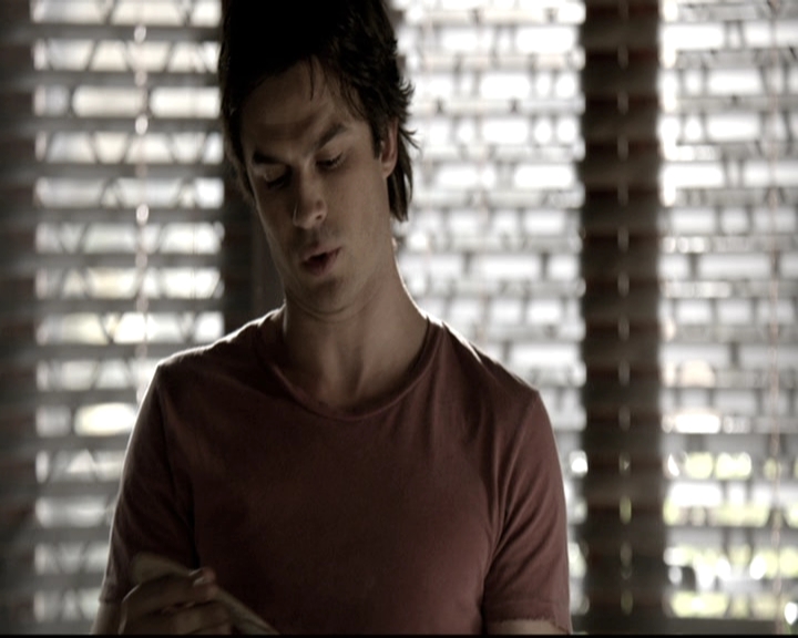 VampireDiariesWorld-dot-nl_6x02YellowLedbetter1356.jpg