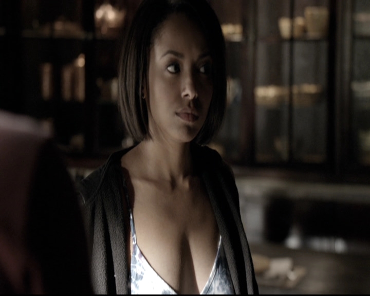 VampireDiariesWorld-dot-nl_6x02YellowLedbetter1359.jpg