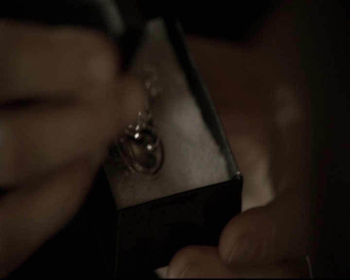 VampireDiariesWorld-dot-nl_6x02YellowLedbetter1786.jpg