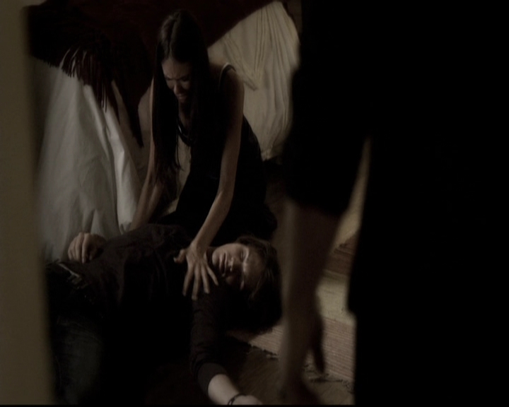 VampireDiariesWorld-dot-nl_6x02YellowLedbetter1873.jpg