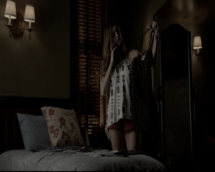 VampireDiariesWorld-dot-nl_6x02YellowLedbetter1927.jpg