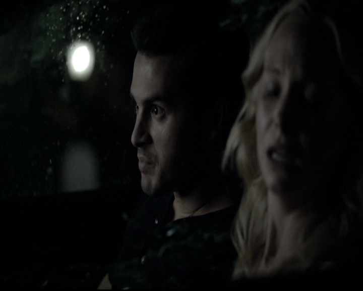 VampireDiariesWorld-dot-nl_6x02YellowLedbetter1966.jpg