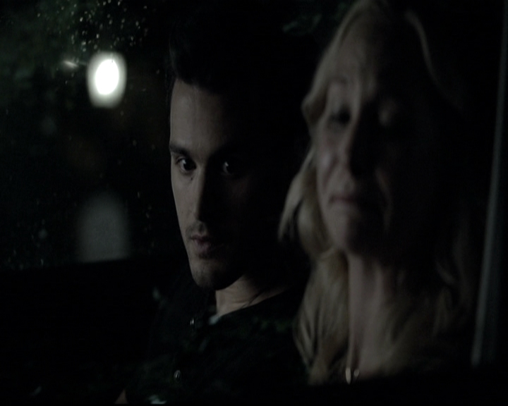 VampireDiariesWorld-dot-nl_6x02YellowLedbetter1968.jpg