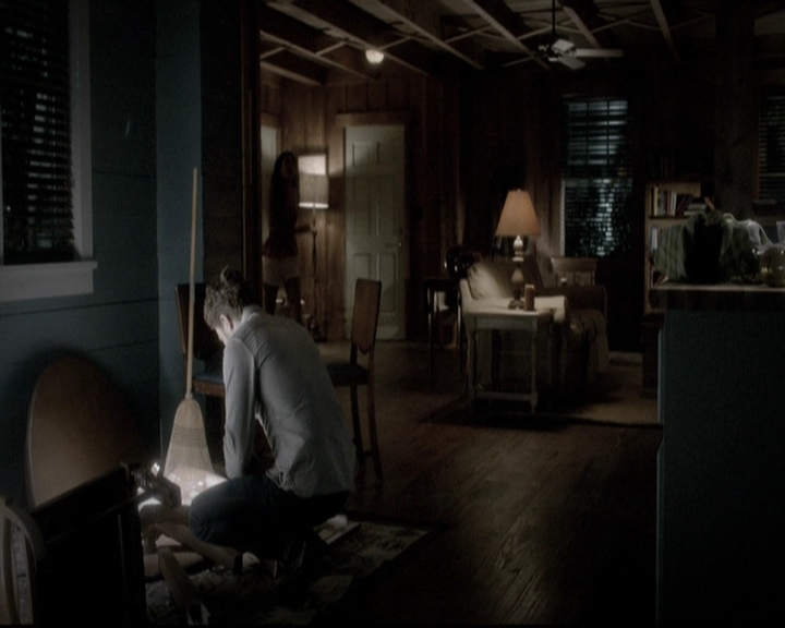 VampireDiariesWorld-dot-nl_6x02YellowLedbetter1980.jpg