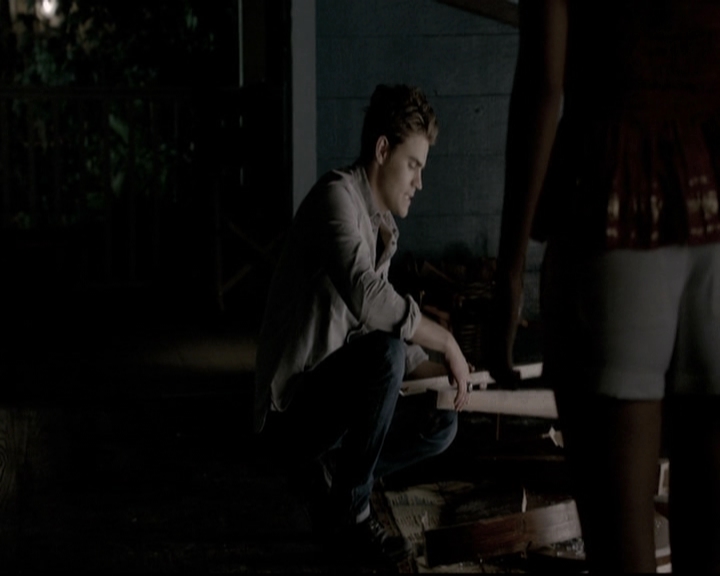 VampireDiariesWorld-dot-nl_6x02YellowLedbetter1984.jpg