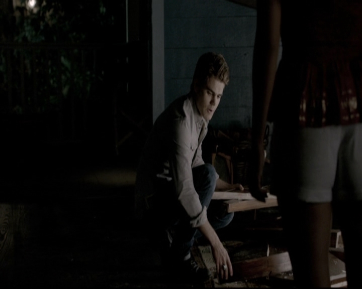 VampireDiariesWorld-dot-nl_6x02YellowLedbetter1985.jpg