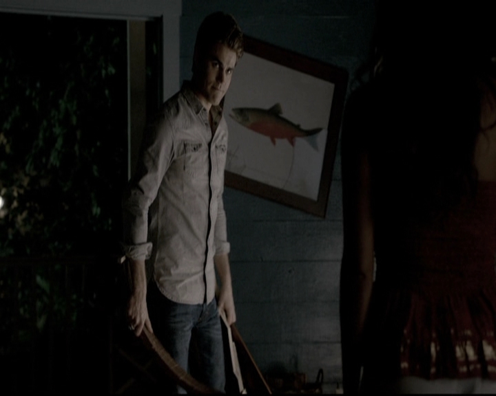 VampireDiariesWorld-dot-nl_6x02YellowLedbetter1994.jpg