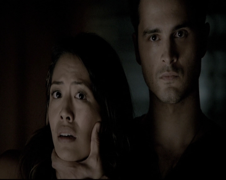 VampireDiariesWorld-dot-nl_6x02YellowLedbetter2004.jpg