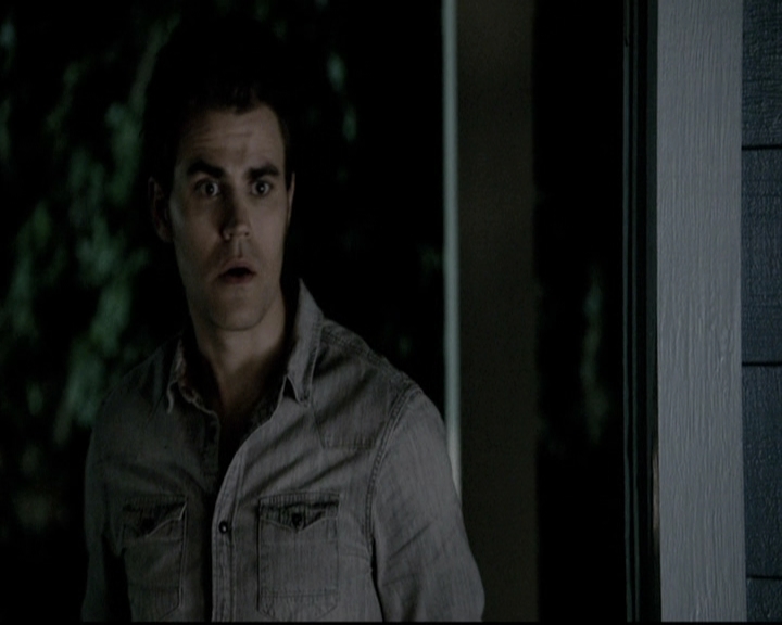 VampireDiariesWorld-dot-nl_6x02YellowLedbetter2005.jpg