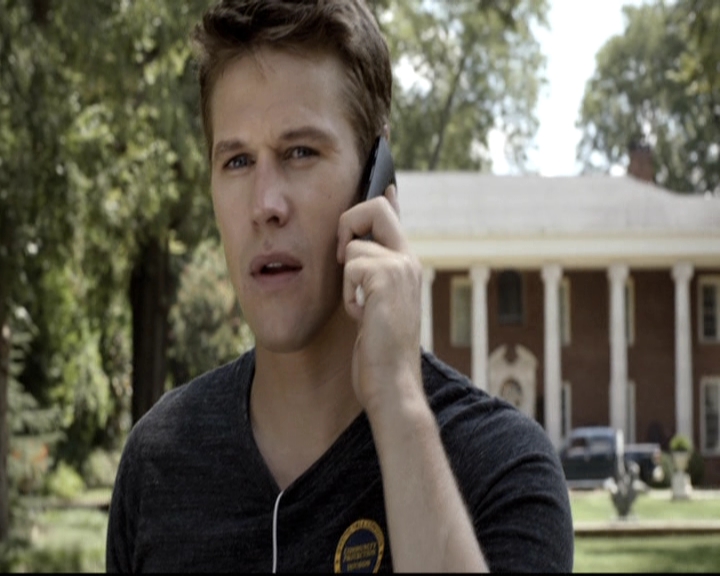 VampireDiariesWorld-dot-nl_6x02YellowLedbetter2172.jpg