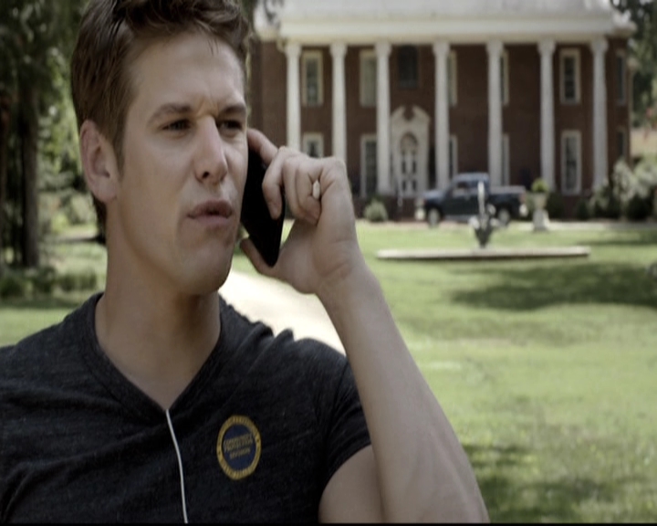 VampireDiariesWorld-dot-nl_6x02YellowLedbetter2186.jpg