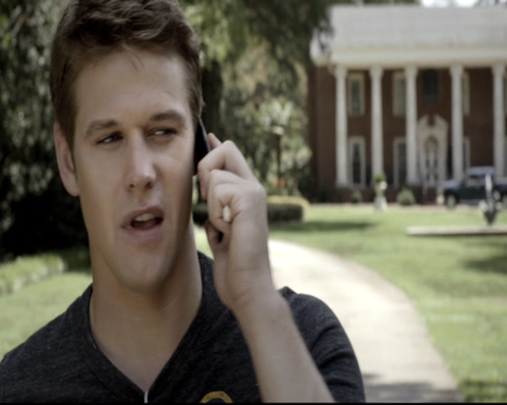 VampireDiariesWorld-dot-nl_6x02YellowLedbetter2197.jpg