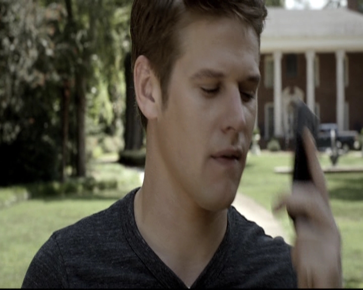 VampireDiariesWorld-dot-nl_6x02YellowLedbetter2198.jpg