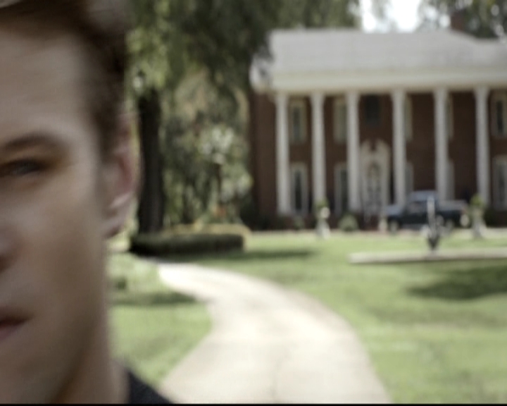 VampireDiariesWorld-dot-nl_6x02YellowLedbetter2200.jpg