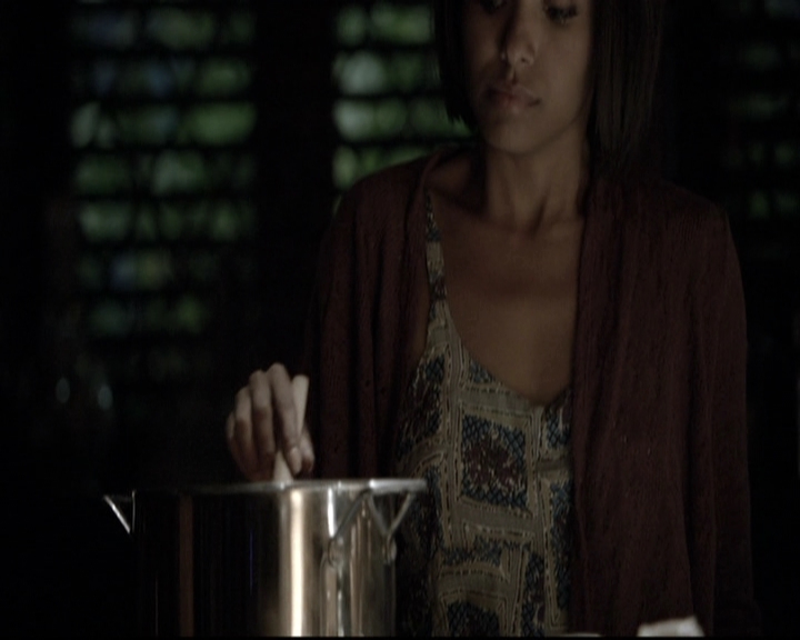 VampireDiariesWorld-dot-nl_6x02YellowLedbetter2241.jpg