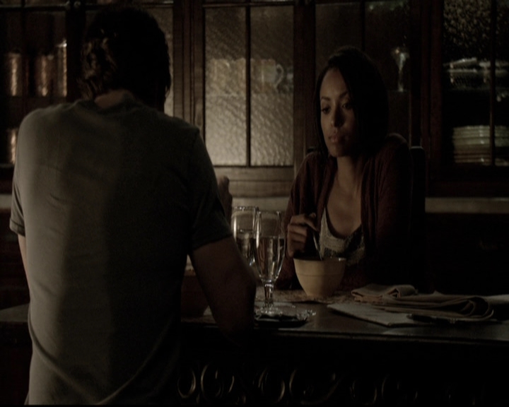 VampireDiariesWorld-dot-nl_6x02YellowLedbetter2278.jpg