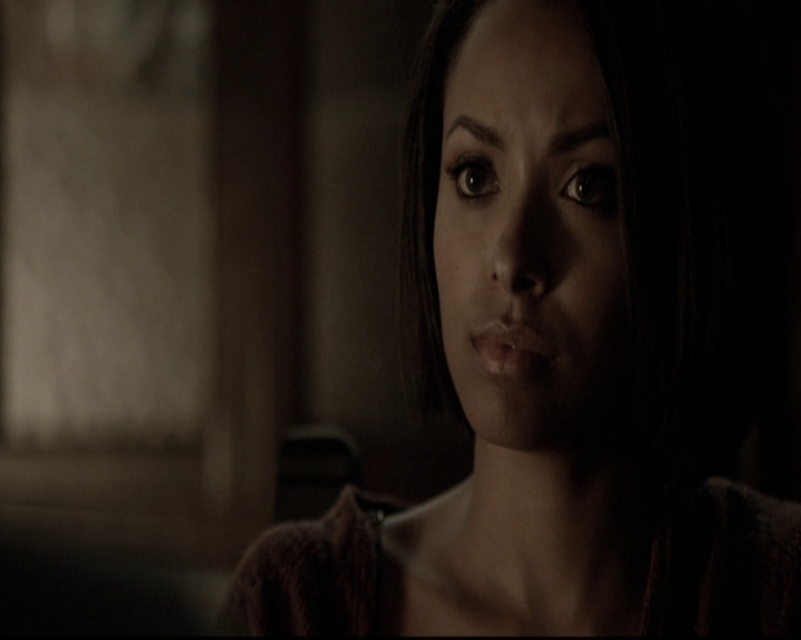 VampireDiariesWorld-dot-nl_6x02YellowLedbetter2317.jpg