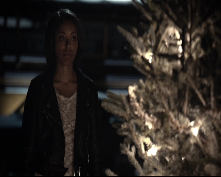 VampireDiariesWorld-dot-nl_6x10ChristmasThroughYourEyes2034.jpg