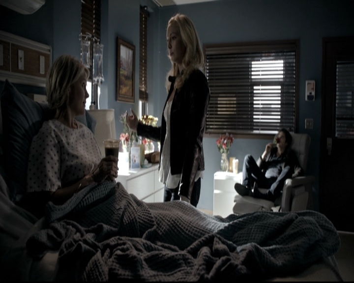 VampireDiariesWorld-dot-nl_6x11WokeUpWithAMonster0319.jpg