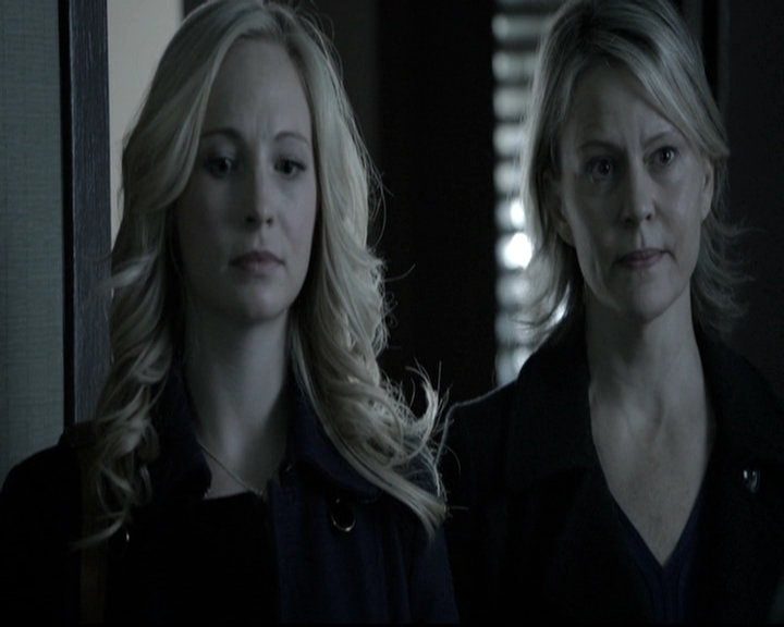 VampireDiariesWorld-dot-nl_6x12PrayerForTheDying0424.jpg