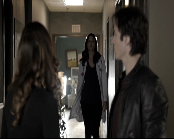 VampireDiariesWorld-dot-nl_6x12PrayerForTheDying0630.jpg