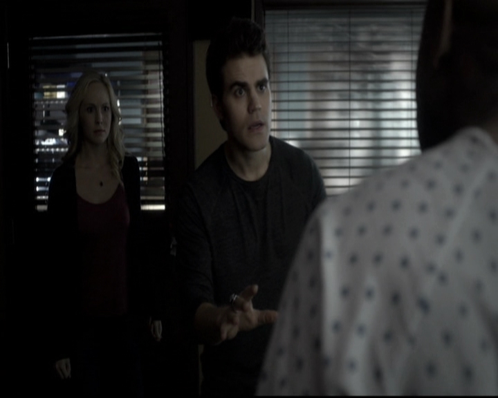 VampireDiariesWorld-dot-nl_6x12PrayerForTheDying0694.jpg