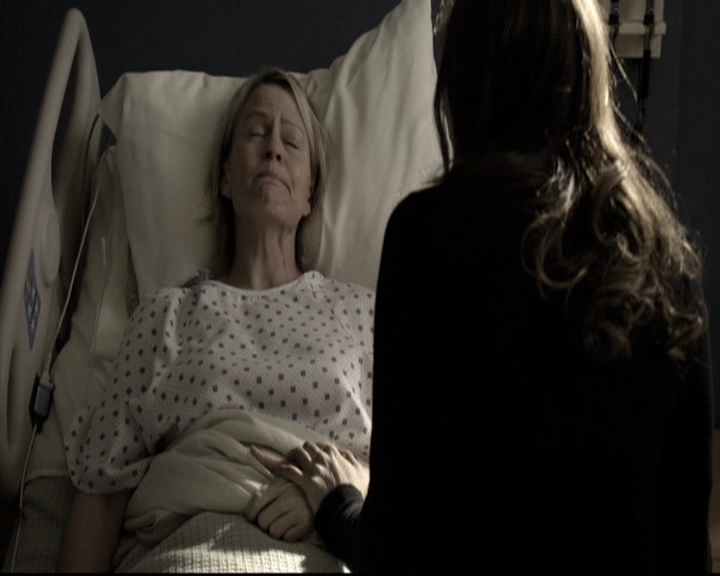 VampireDiariesWorld-dot-nl_6x12PrayerForTheDying0812.jpg