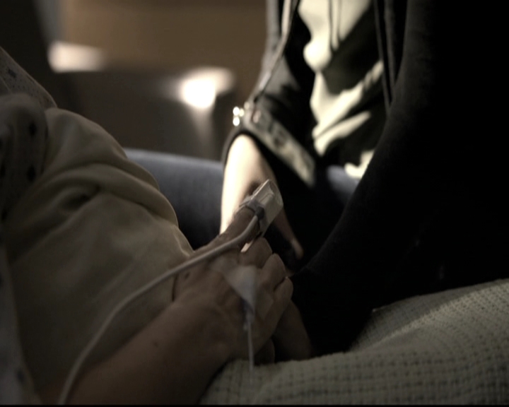 VampireDiariesWorld-dot-nl_6x12PrayerForTheDying0822.jpg