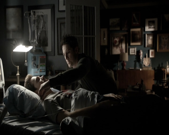 VampireDiariesWorld-dot-nl_6x12PrayerForTheDying1066.jpg