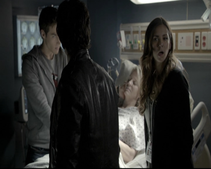 VampireDiariesWorld-dot-nl_6x12PrayerForTheDying1286.jpg