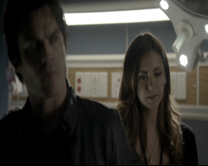 VampireDiariesWorld-dot-nl_6x12PrayerForTheDying1293.jpg