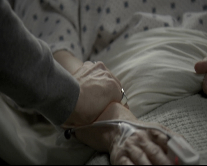 VampireDiariesWorld-dot-nl_6x12PrayerForTheDying1323.jpg