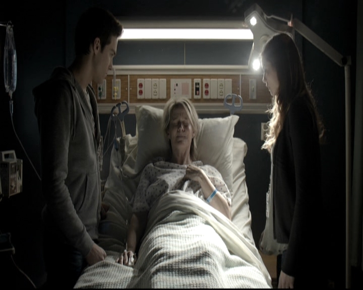 VampireDiariesWorld-dot-nl_6x12PrayerForTheDying1343.jpg